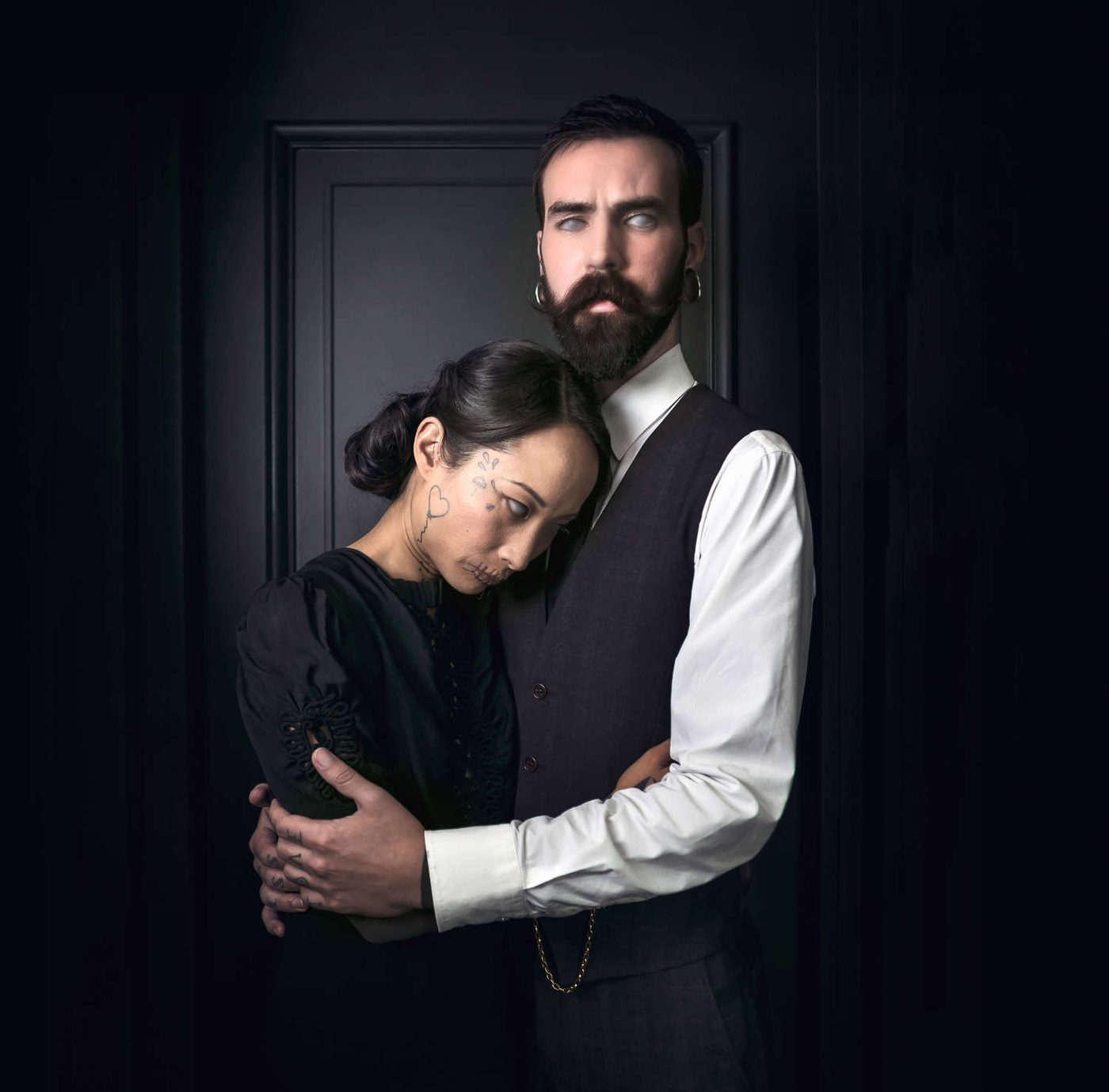Couple enlacé aux yeux blancs devant une porte sombre — Maniac IV, tirage Fine Art signé et numéroté, Eric CANTO