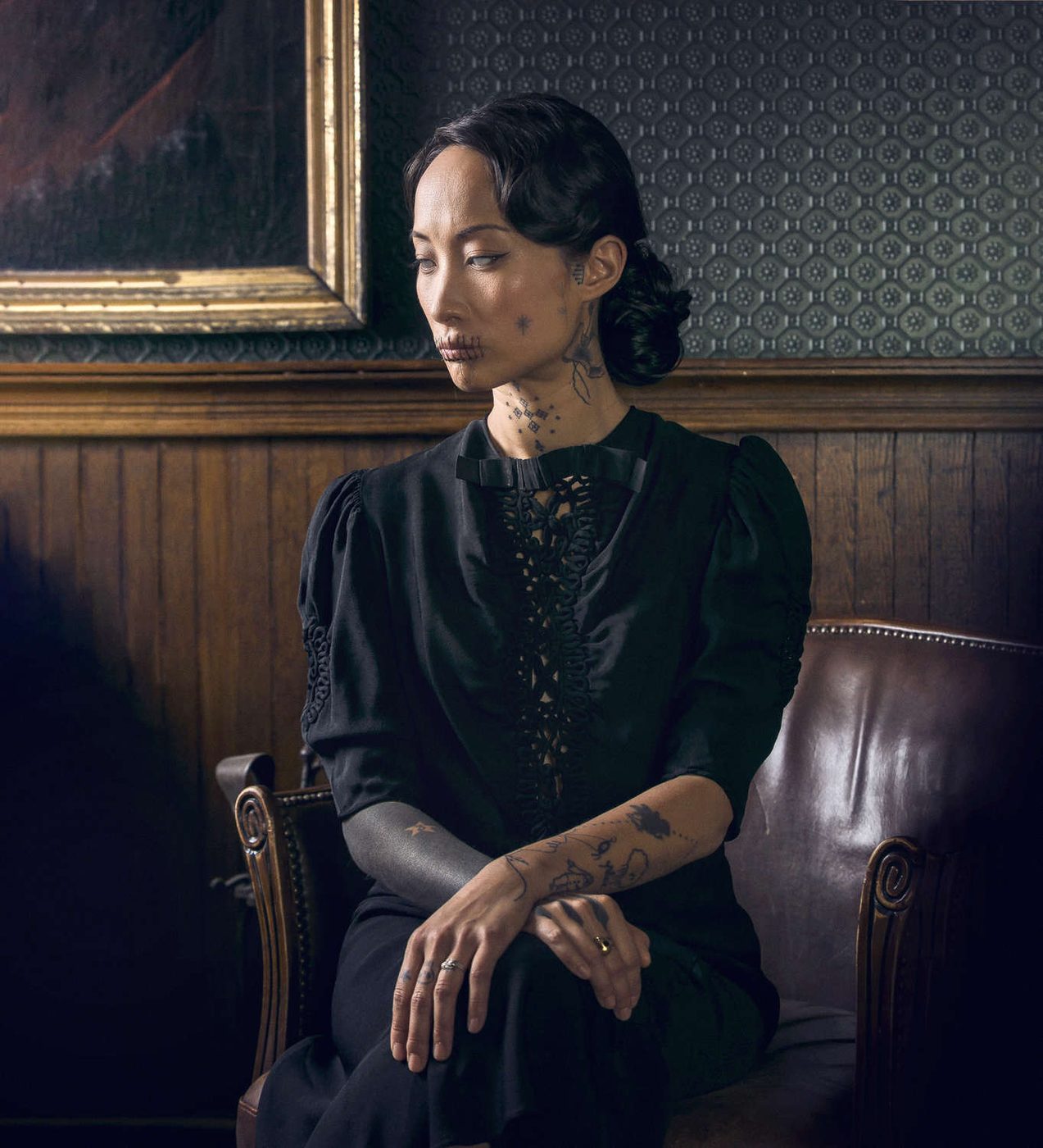 Femme assise, bouche cousue, salon sombre — Maniac V, tirage Fine Art signé et numéroté, Eric CANTO