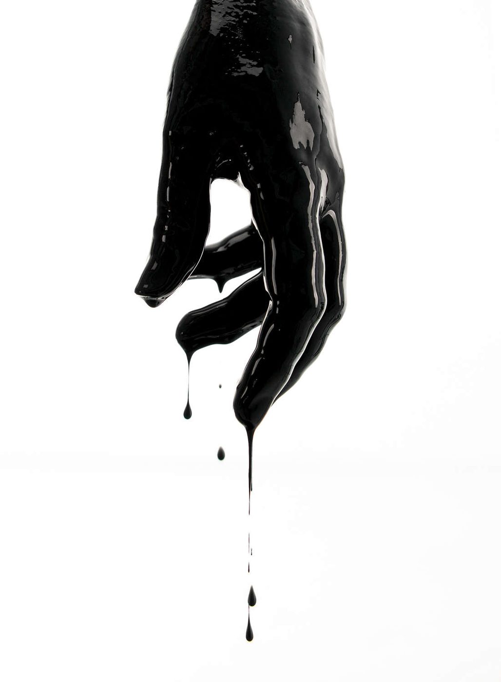 Main recouverte de matière noire, gouttes suspendues — Matière Noire III, tirage Fine Art signé et numéroté, Eric CANTO