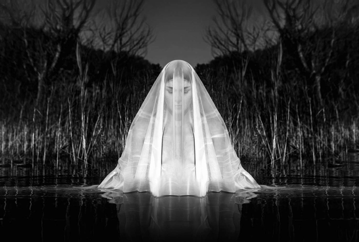 Figure voilée émergeant d'une eau sombre — Virgin Suicide, tirage Fine Art signé et numéroté, Eric CANTO