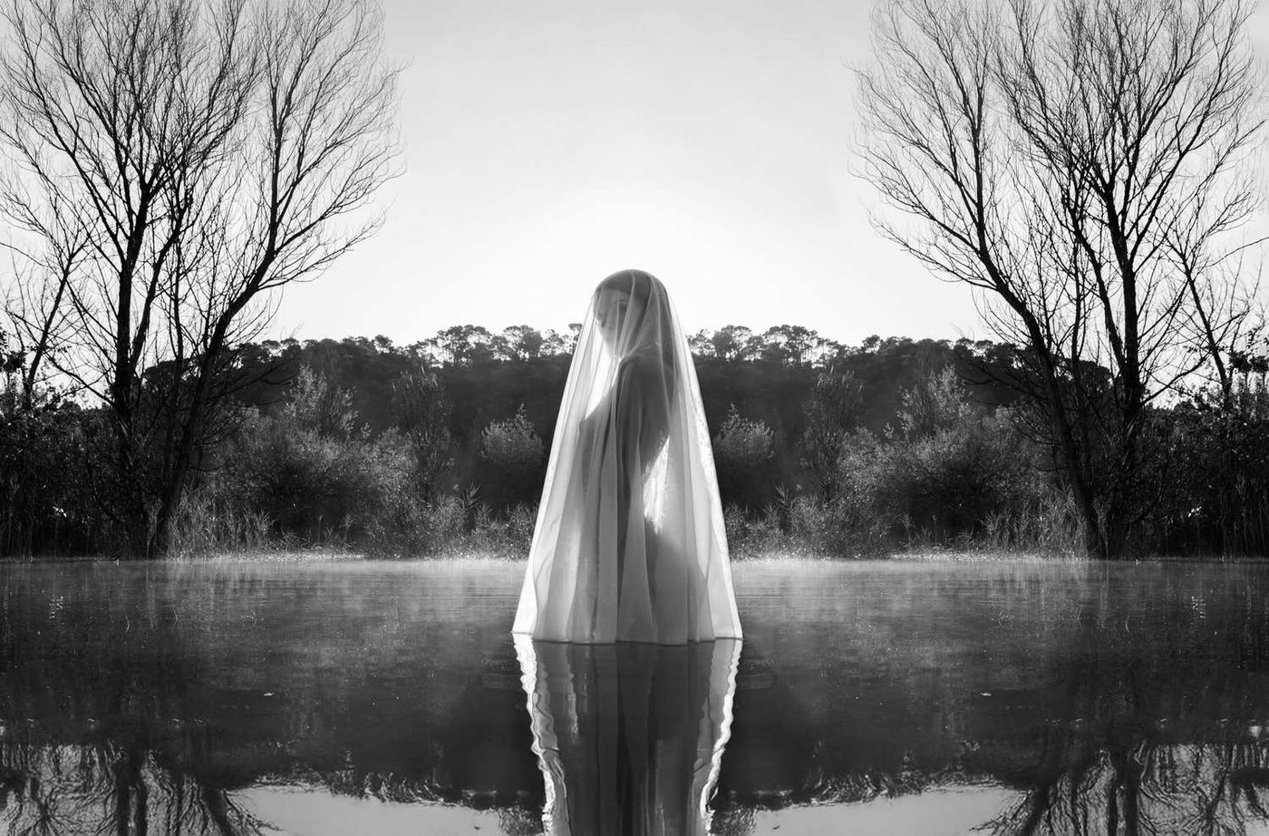 Figure voilée debout dans la brume, au bord de l'eau — Virgin Suicide VI, tirage Fine Art signé et numéroté, Eric CANTO