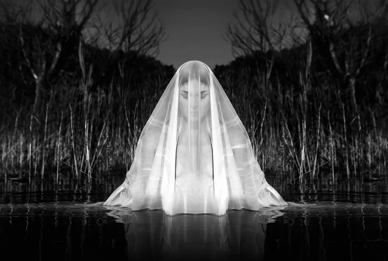 Série Virgin Suicide d'Eric CANTO : figure voilée au bord de l'eau, dans la brume — tirage Fine Art, exposition MANIAC