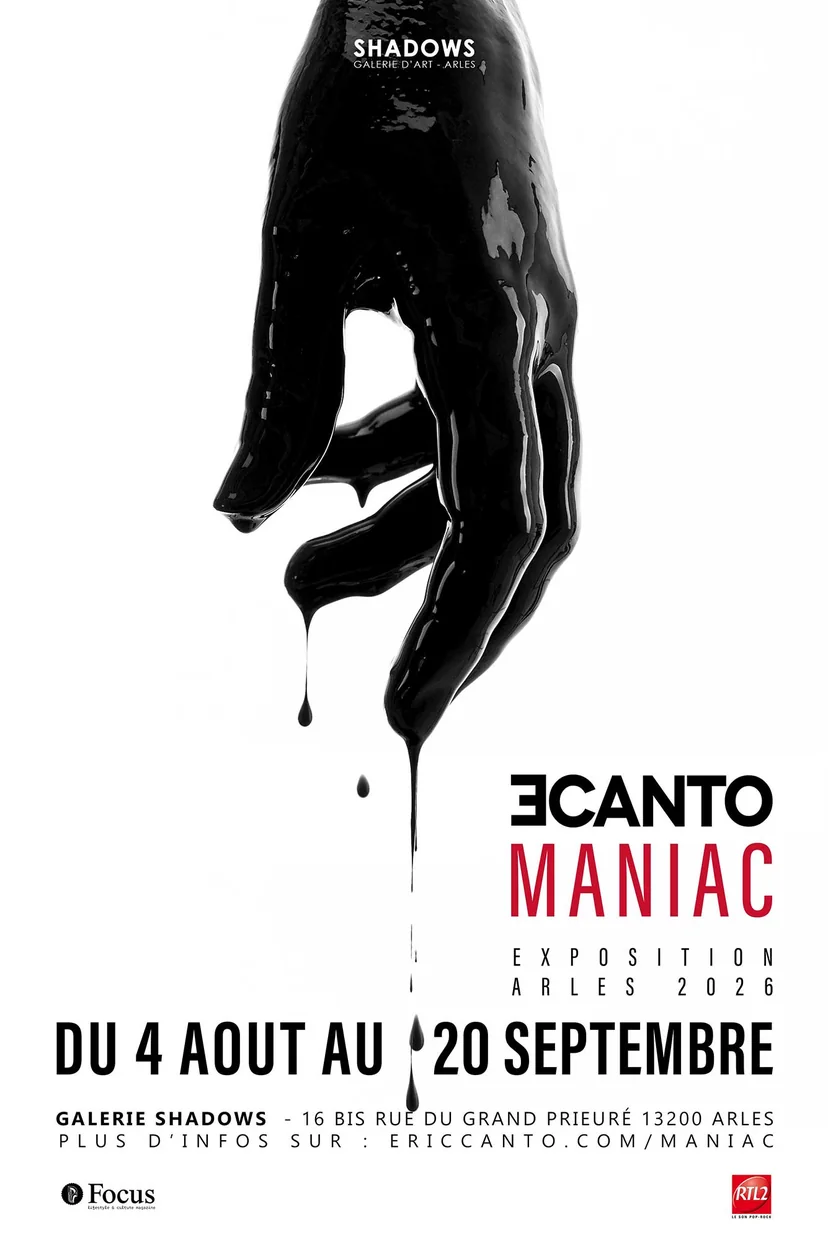 Affiche MANIAC : main recouverte de matière noire ruisselante. Exposition Eric CANTO, Galerie Shadows, Arles, du 4 août au 20 septembre 2026