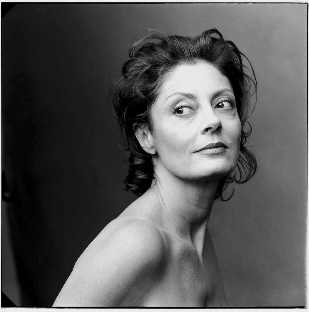 Photographie noir et blanc : le guide complet Portrait noir et blanc grand format, style Annie Leibovitz, lumière douce et fond neutre
