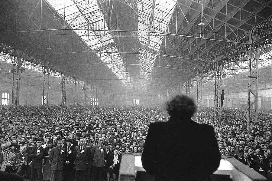 Homme sautant au-dessus d’une flaque, reflet, Gare Saint-Lazare, 1932