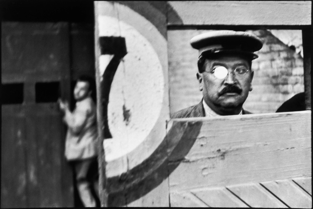 Henri Cartier-Bresson à l’œuvre, appareil Leica à la main, scène de rue