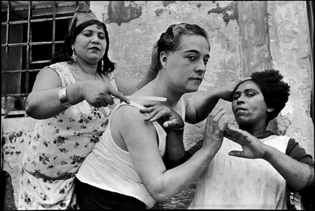 Portrait d’Henri Cartier-Bresson, plan serré, expression concentrée, fond neutre