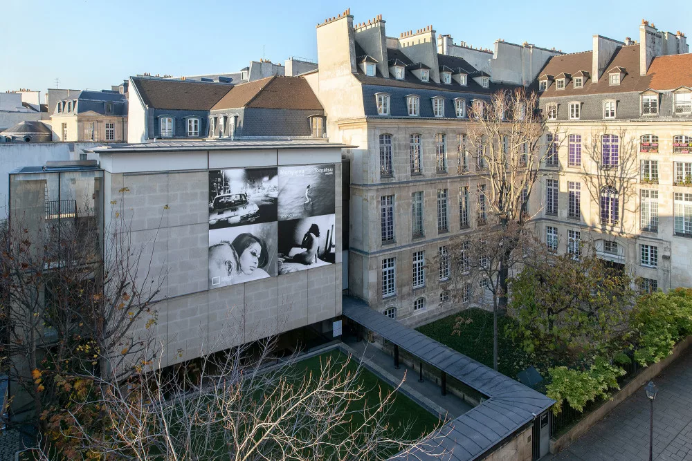 Façade de la Maison Européenne de la Photographie, vue extérieure sous le soleil, Paris, 2025