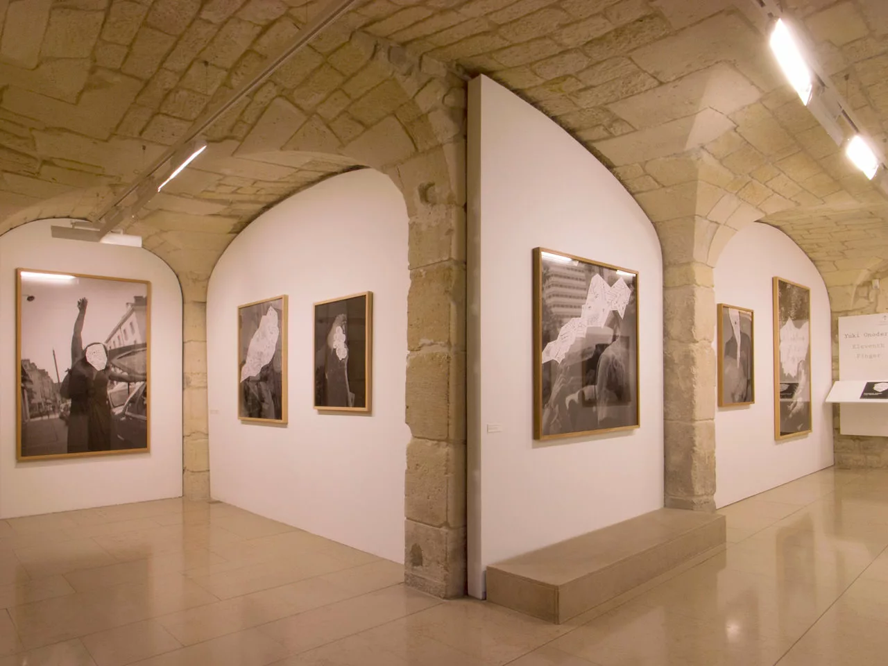 Salle d'exposition temporaire de la MEP, Paris, visiteurs observant des photographies en couleur