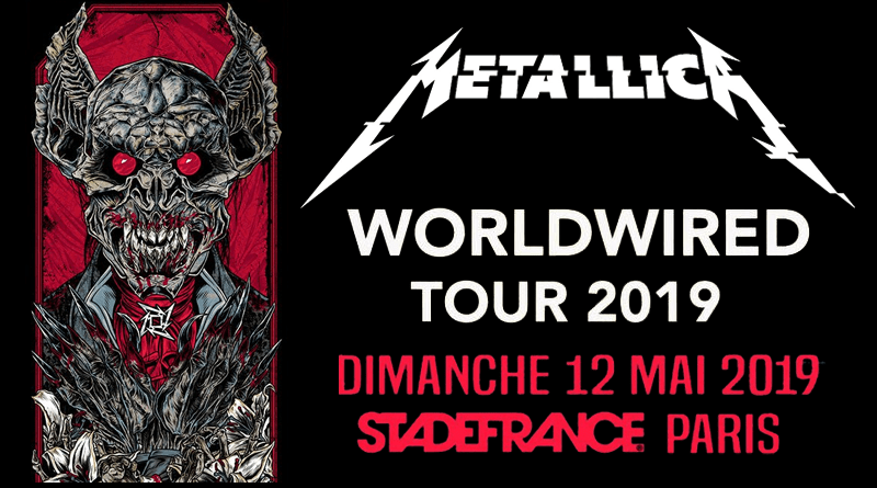 Gros plan sur une main brandissant le signe des cornes dans une salle de concert metal éclairée de rouge
