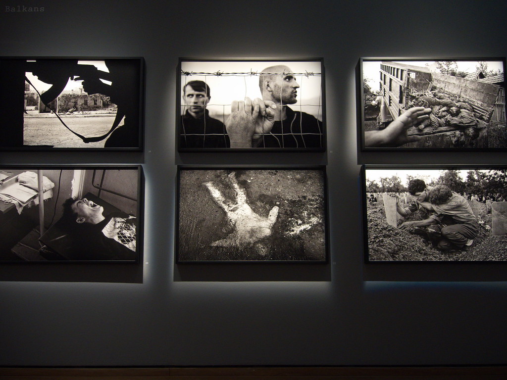Salle d’exposition à la Maison Européenne de la Photographie, visiteurs devant des portraits contemporains