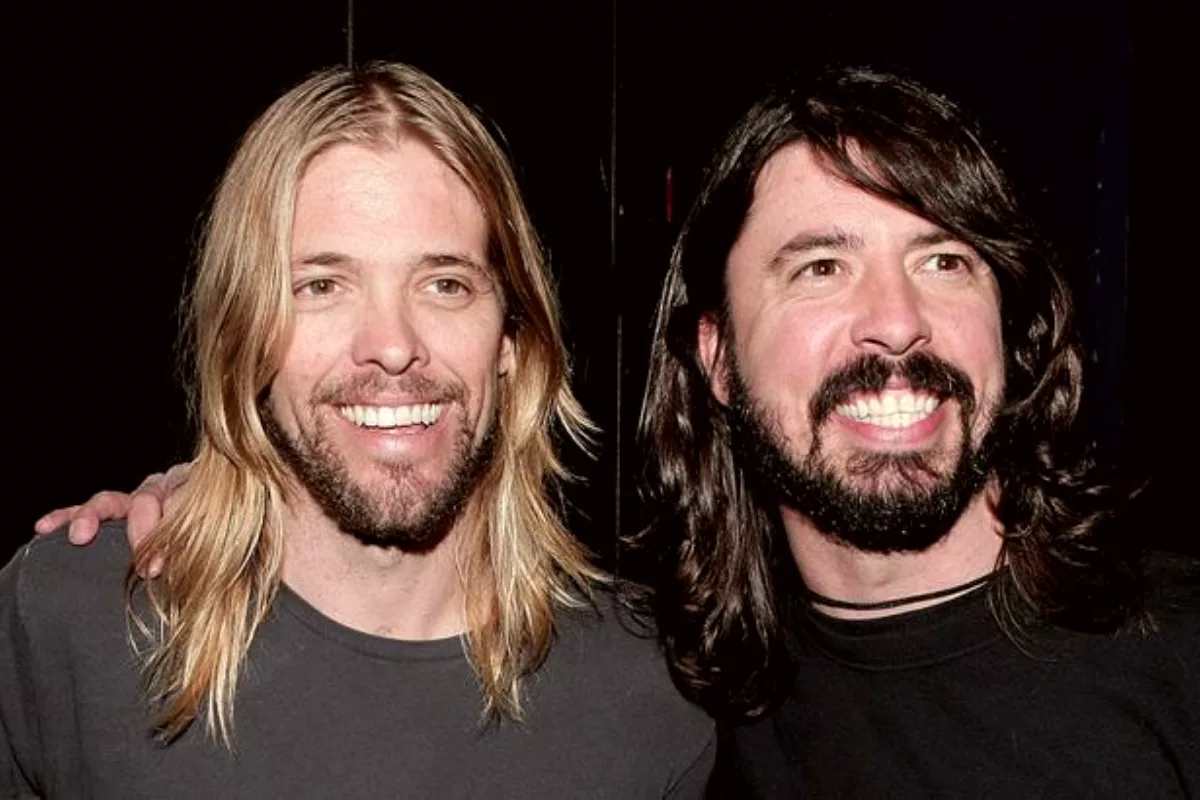 Dave Grohl : Légende vivante du rock, photos et histoire 2026 Dave Grohl jeune, portrait noir et blanc, cheveux longs détachés