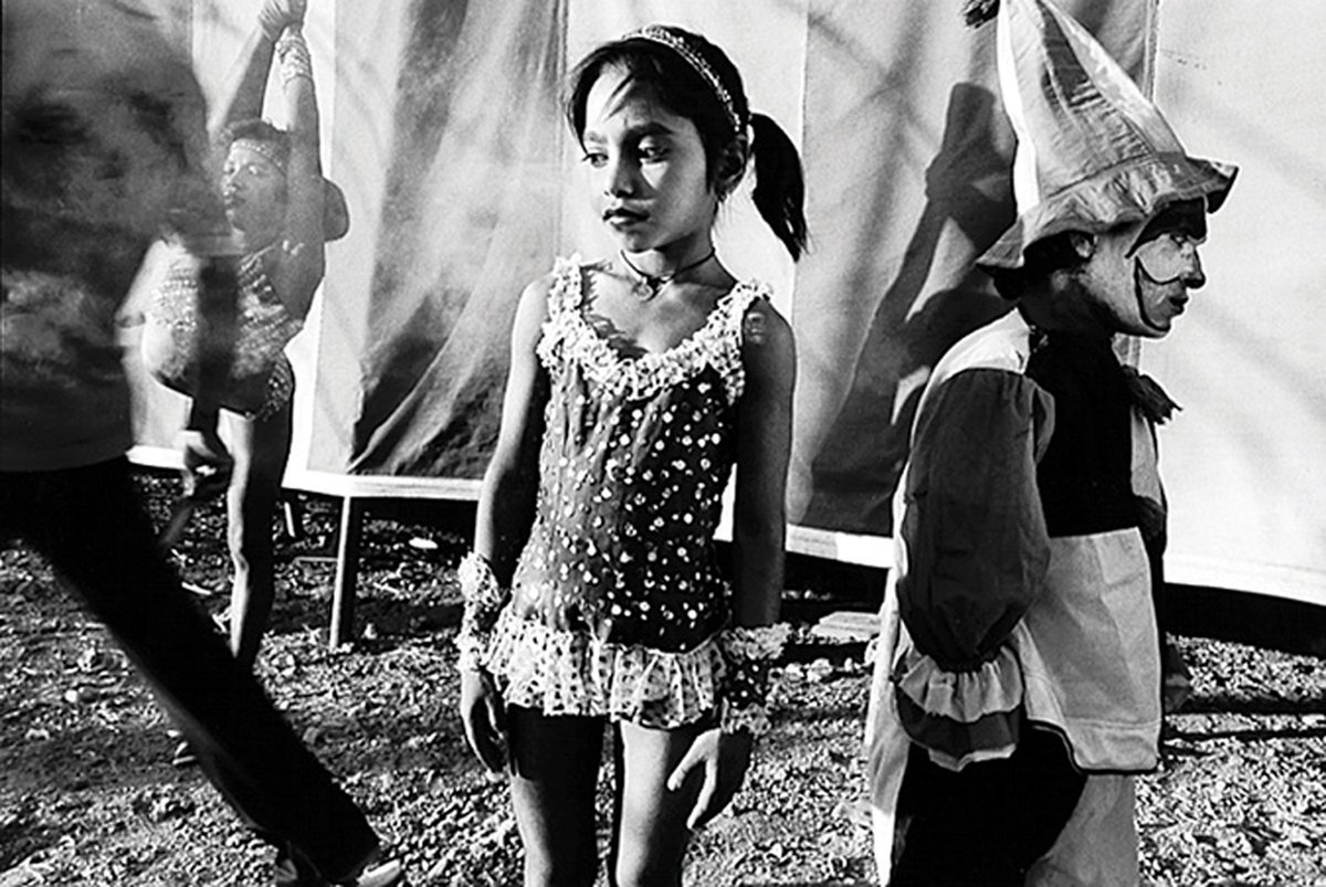 Photographie documentaire de Mary Ellen Mark : deux jumelles posant de façon symétrique, noir et blanc, lumière naturelle