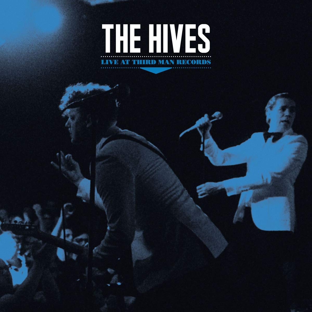 The Hives : histoire, membres et albums du garage rock suédois Pochette de l'album live 2021 de The Hives, visuel noir et blanc, membres du groupe sur scène