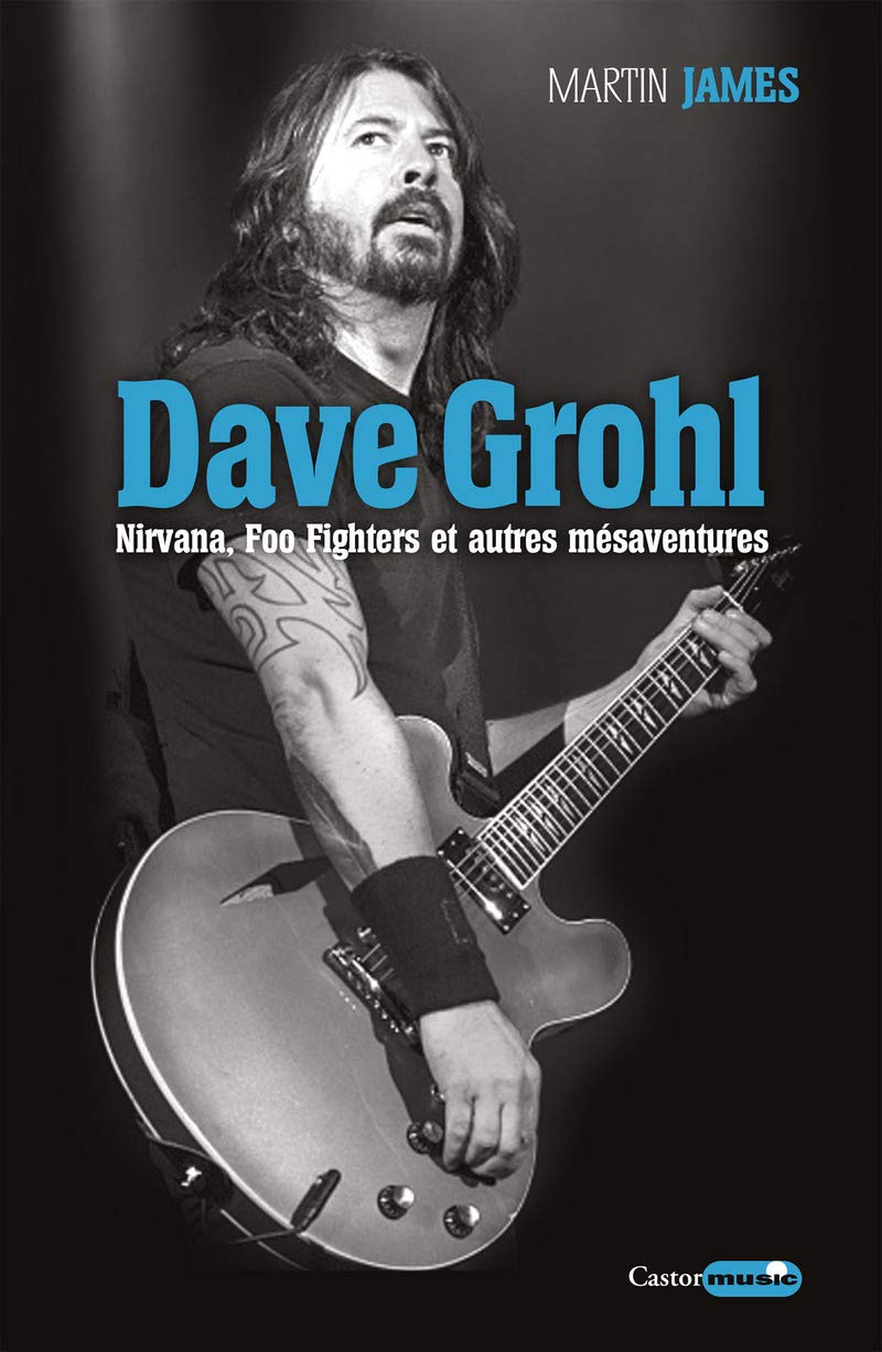 Dave Grohl : Légende vivante du rock, photos et histoire 2026 Couverture du livre The Storyteller tenu par Dave Grohl, arrière-plan sombre
