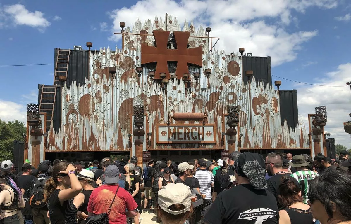 1200x768_stands-merchandising-hellfest-pris-assaut-debut-festival-21-juin-2019 merchandising du Hellfest