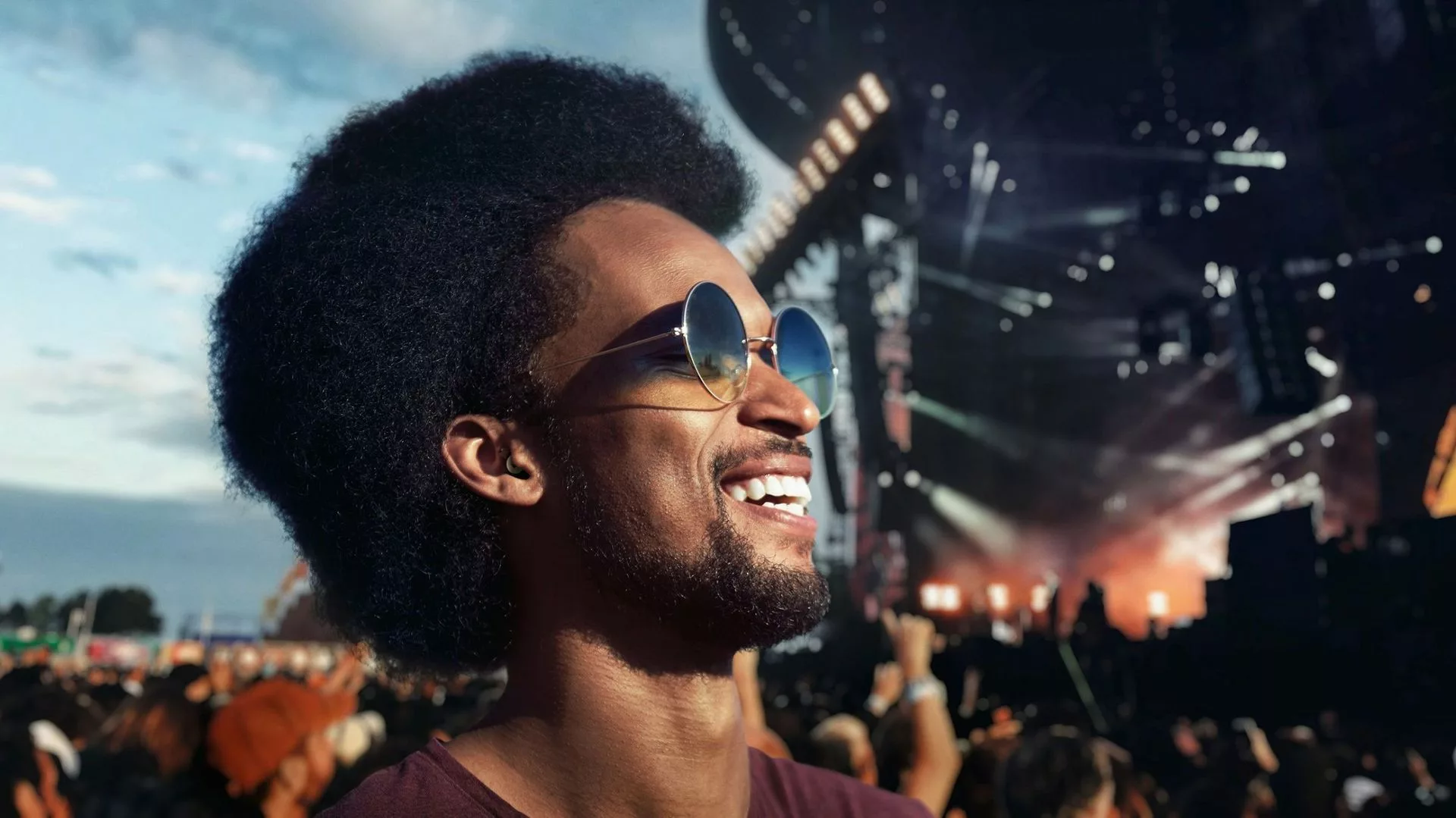 Bouchons d'oreilles pour concerts : guide et comparatif Bouchon d'oreille posé sur une caisse claire en coulisses, lumière tamisée, ambiance concert backstage