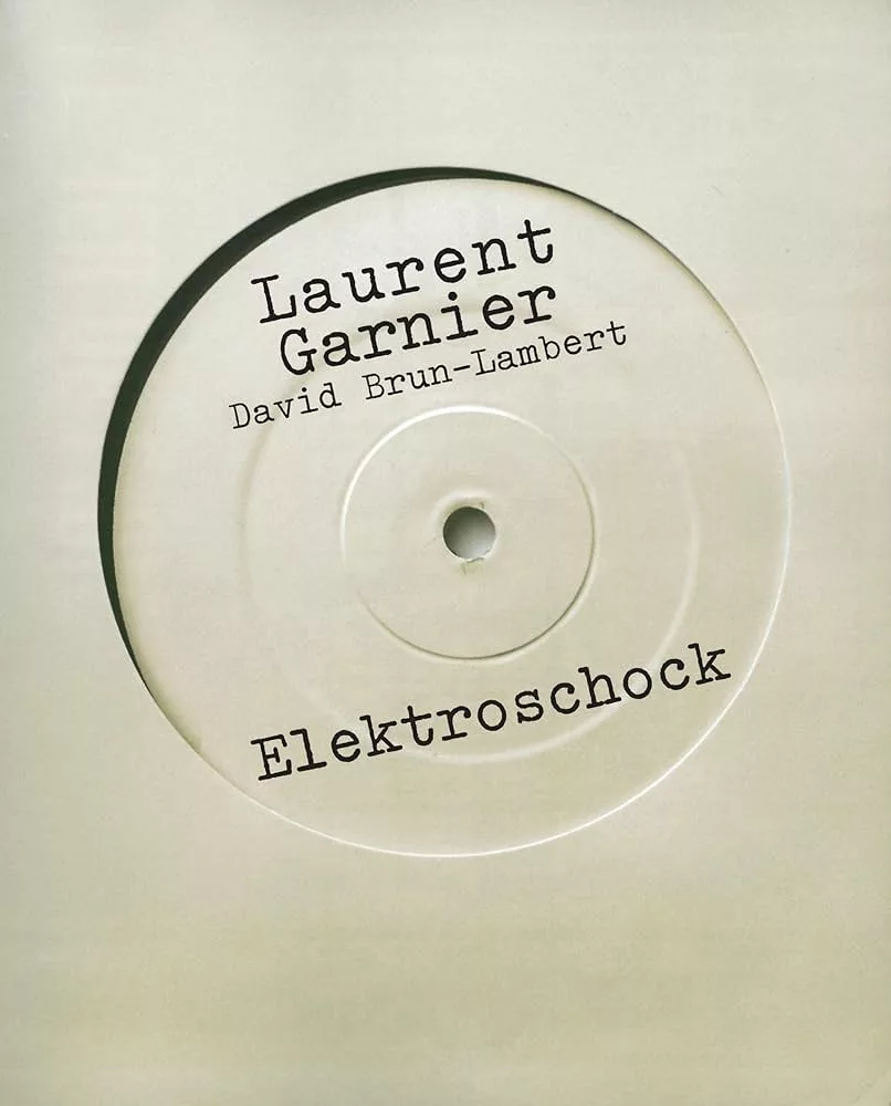 Les meilleurs livres sur la musique électronique Sélection d'ouvrages récents sur la musique électronique, pile sur table en lumière naturelle
