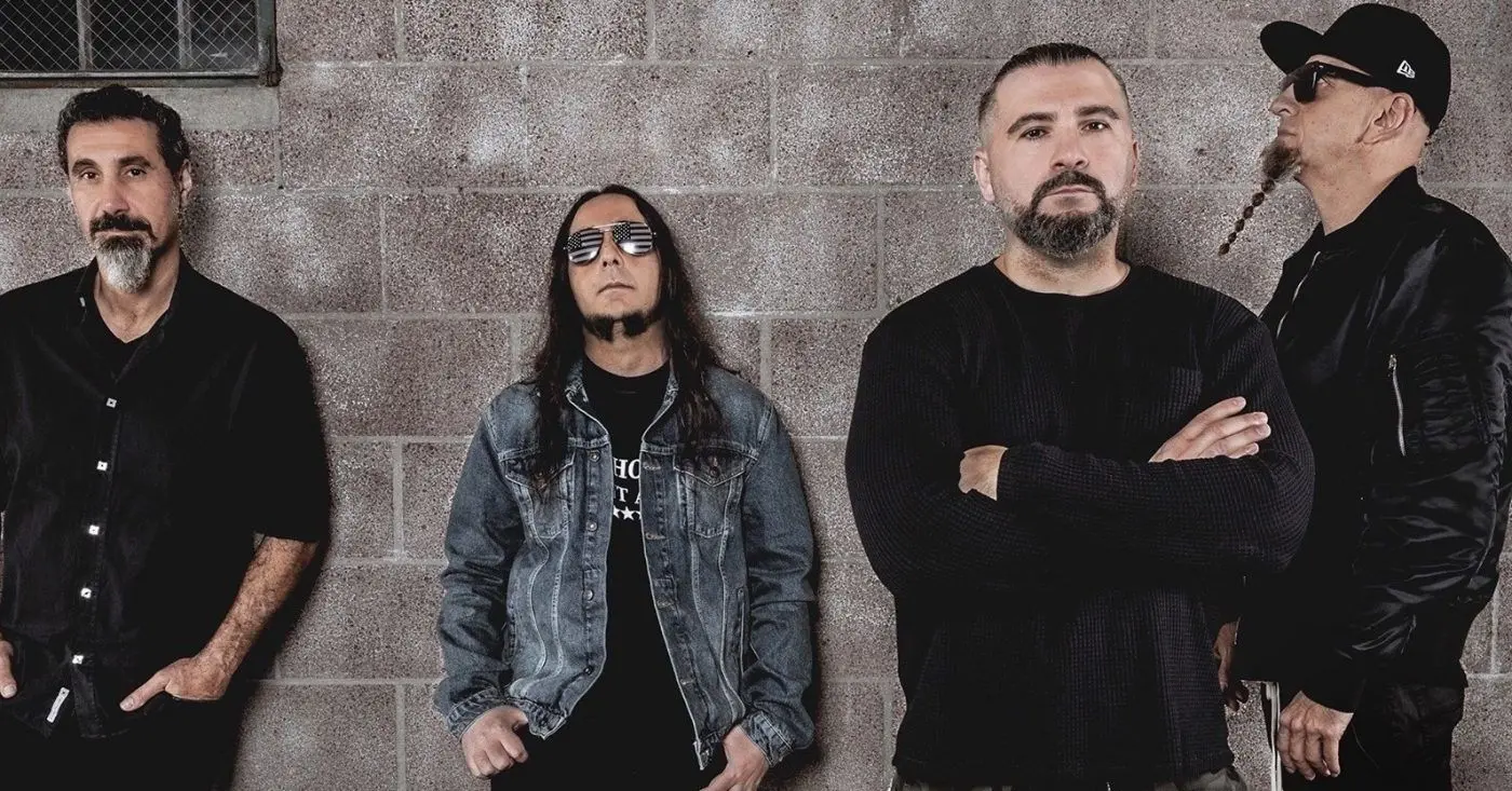 System of a Down : histoire, membres et albums d'un groupe inclassable Serj Tankian et Daron Malakian sur scène lors d’un concert, lumière rouge, public exalté