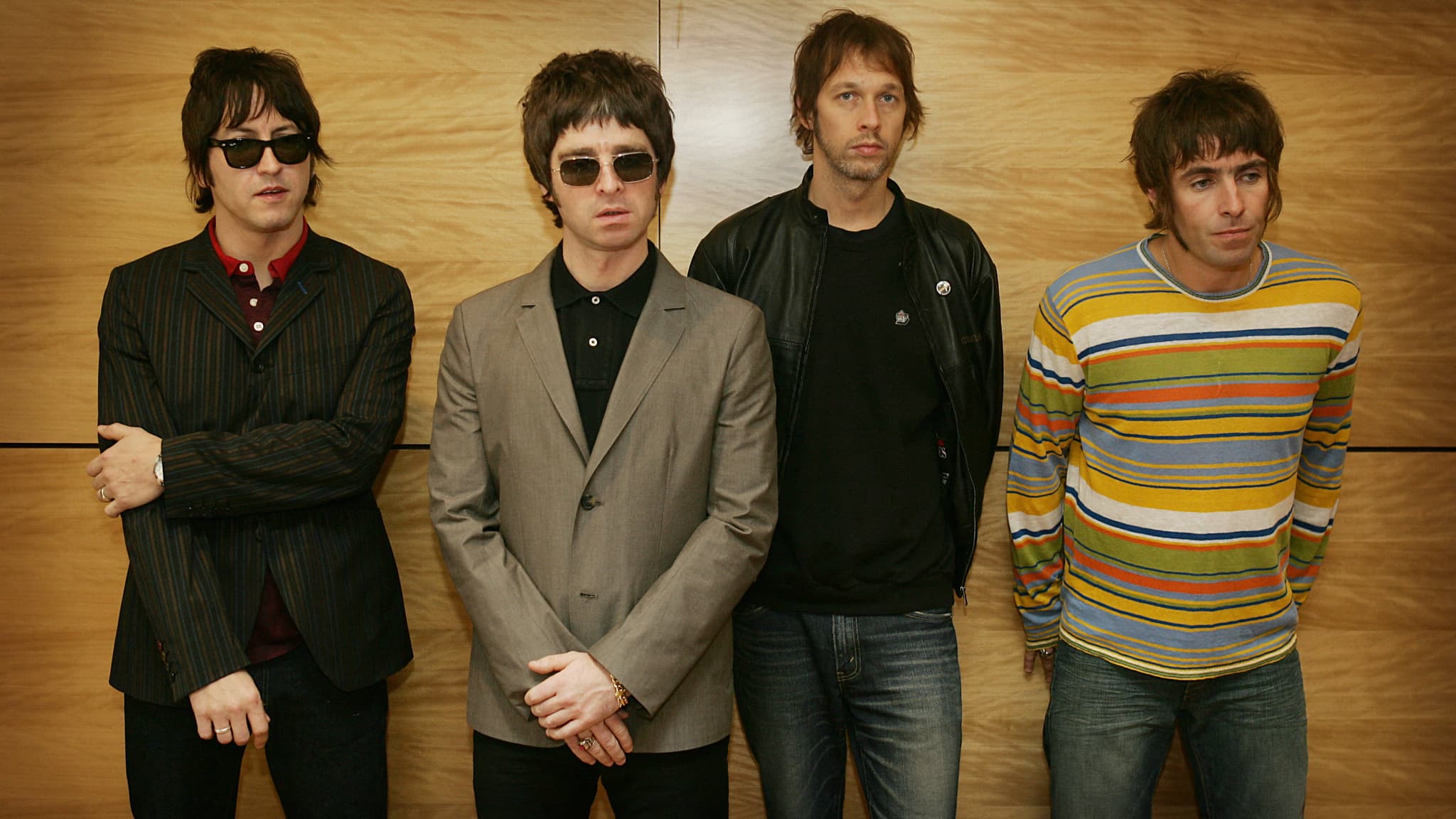 Oasis réunis en extérieur, tenues Britpop, années 90