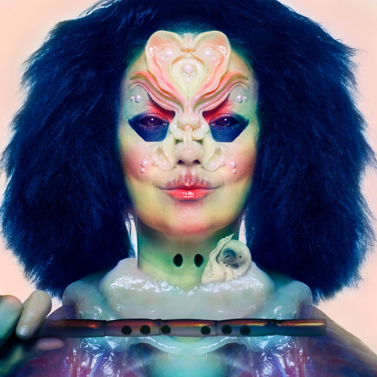 Björk en costume extravagant, décor lumineux, performance live 2026