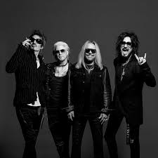 Gros plan noir et blanc sur Nikki Sixx, basse en main, scène live