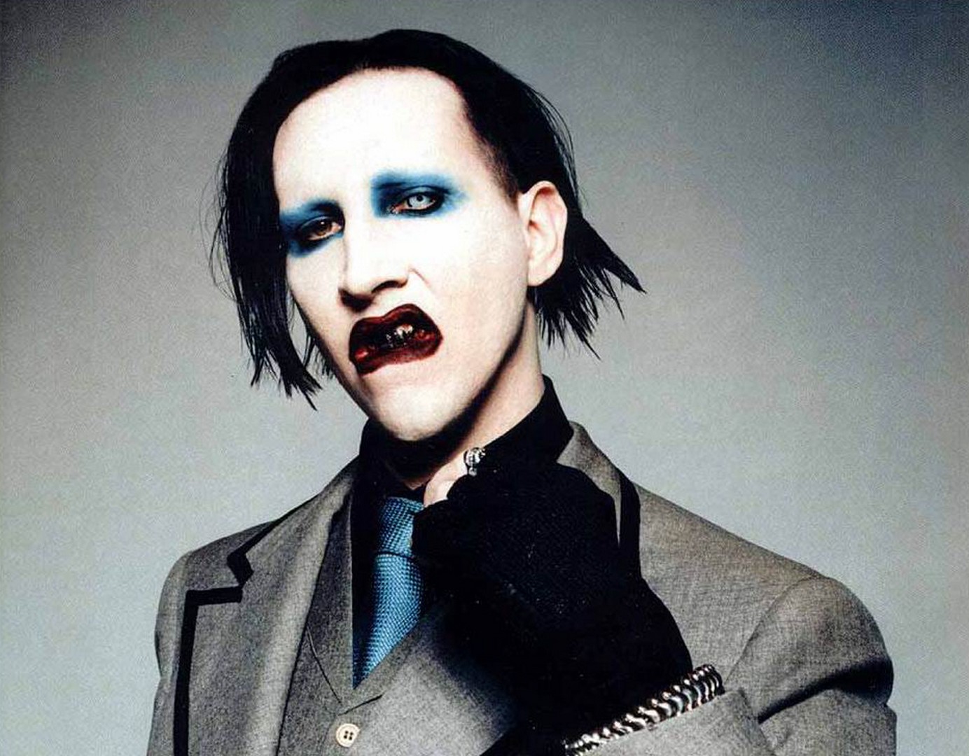 Marilyn Manson : biographie, albums et controverses d'une icône du choc Marilyn Manson gros plan, maquillage noir et blanc, expression théâtrale, lumière de concert