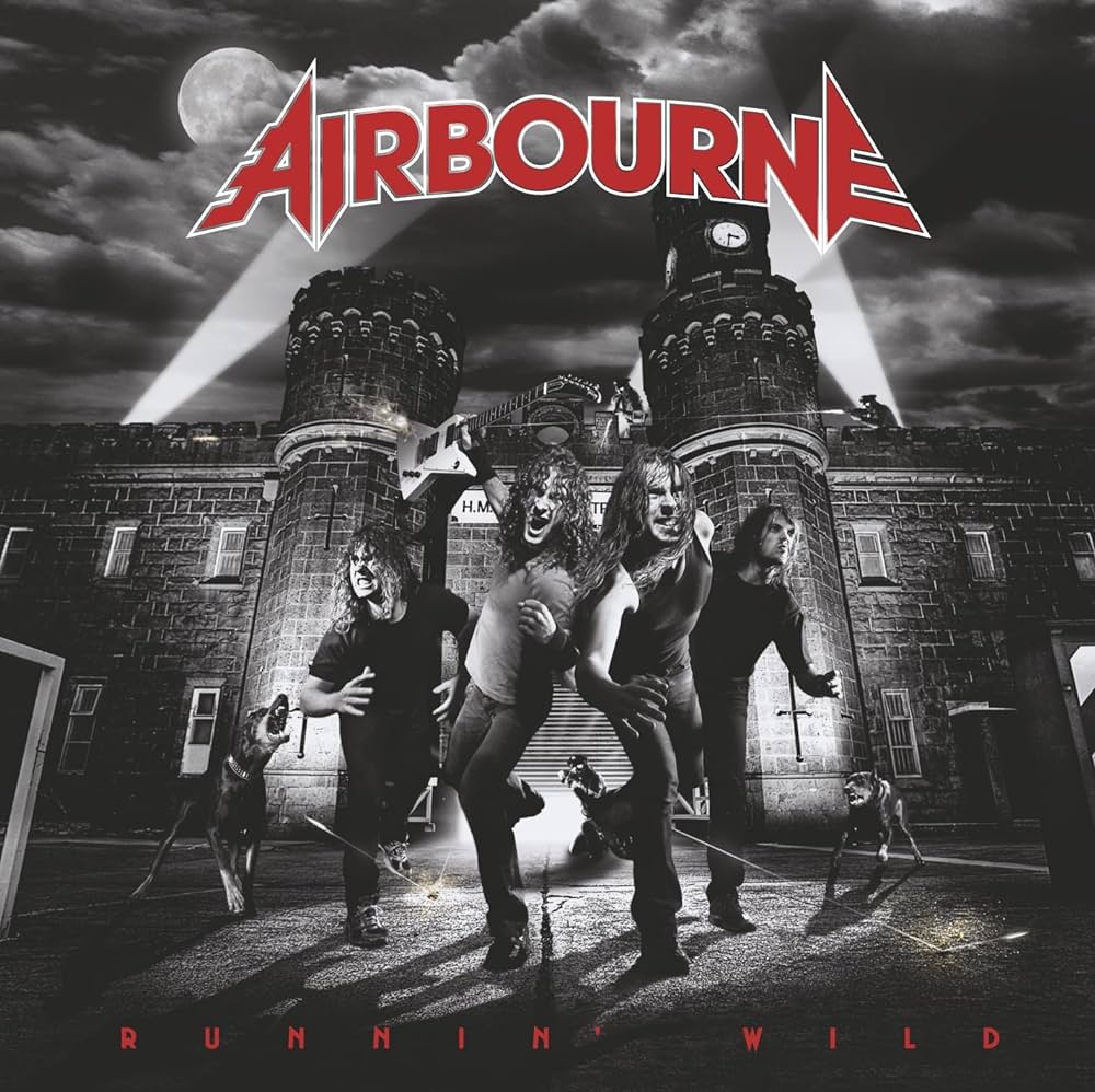 Le groupe Airbourne sur scène, projecteurs puissants, ambiance électrique
