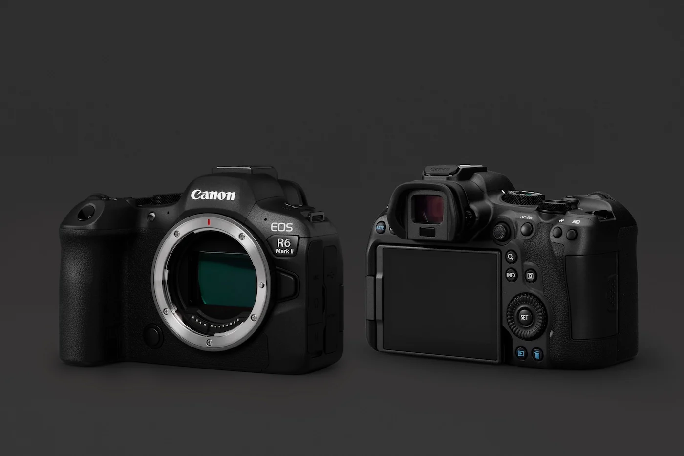 Vue avant et arrière du Canon R6 Mark II posé sur table de régie, éclairage coulisses