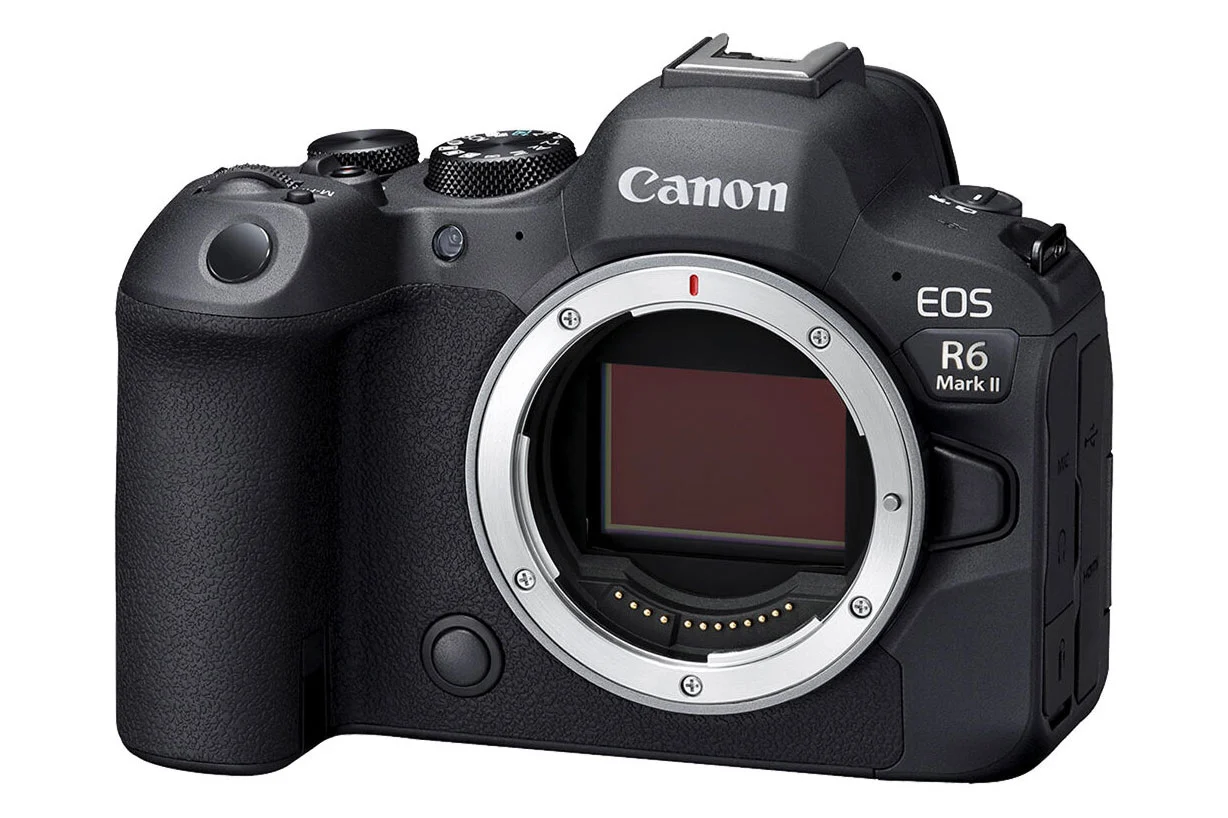 Canon R6 Mark II incliné trois quarts, objectif RF monté, détails molette et déclencheur