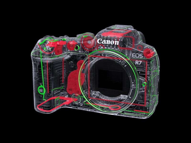 Canon R7 : test et avis d'un pro en concert Canon R7 en gros plan, écran arrière allumé présentant l’interface menu
