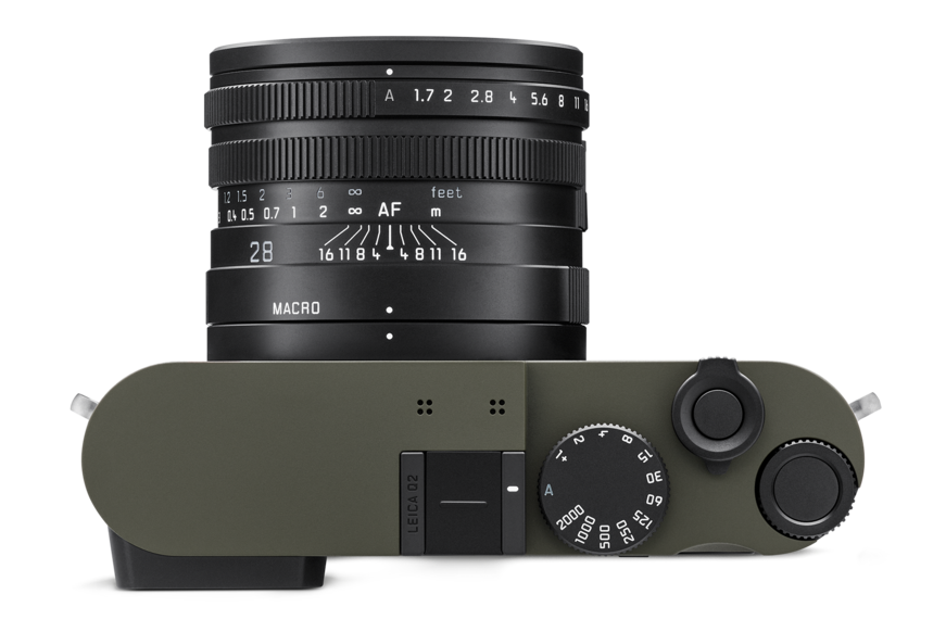 Leica Q2 : test et avis pour la photo de concert Leica Q2 sur scène au Hellfest, lumière de concert, photographe accroupi