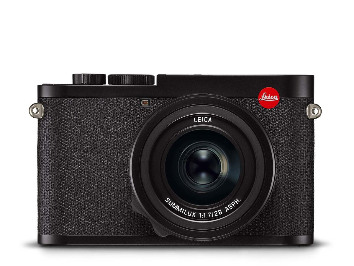 Leica Q2 : test et avis pour la photo de concert Leica Q2 posé sur une table en bois, lumière naturelle, ambiance backstage