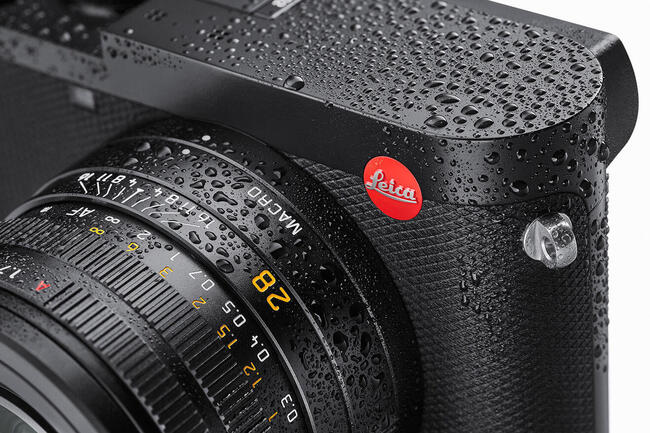 Leica Q2 : test et avis pour la photo de concert Leica Q2 posé sur flightcase, ambiance festival, lumière rasante