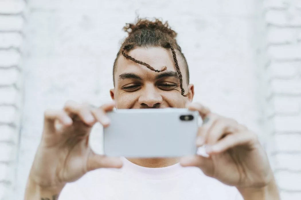 Duo de photos avant/après retouche: scène live captée au smartphone, puis version éditée sur Lightroom Mobile