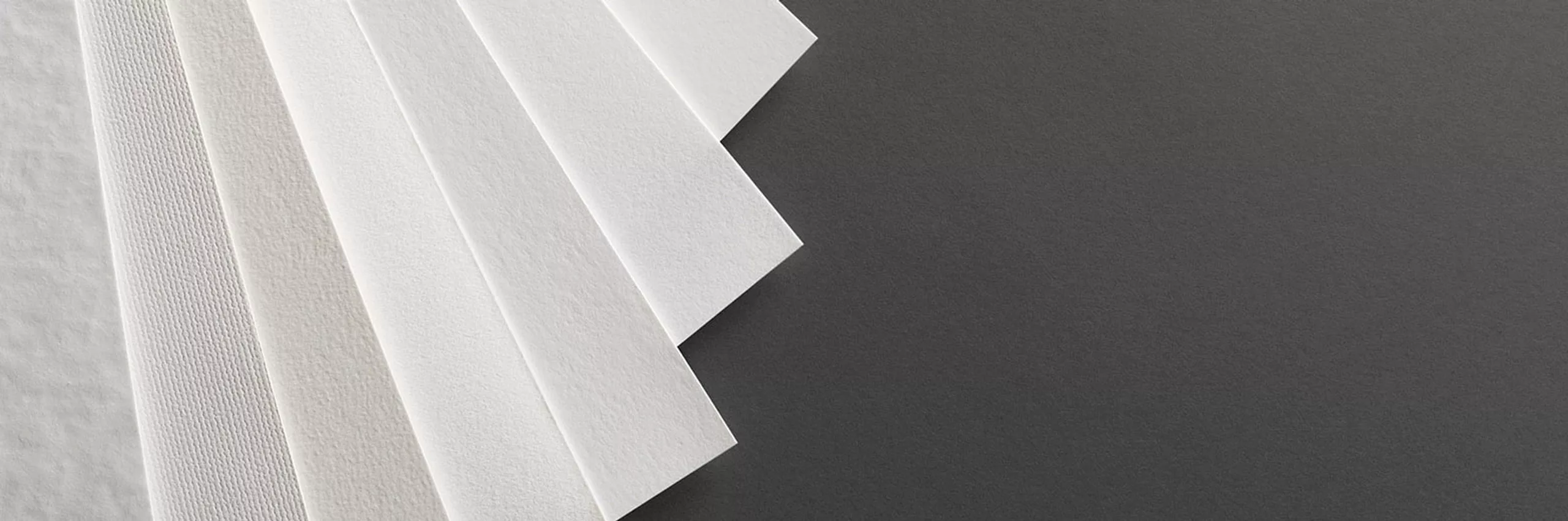 Tirages d'art en édition limitée. Tirages d'art en édition limitée sur papier Fine Art, encadrés, posés sur un fond sombre