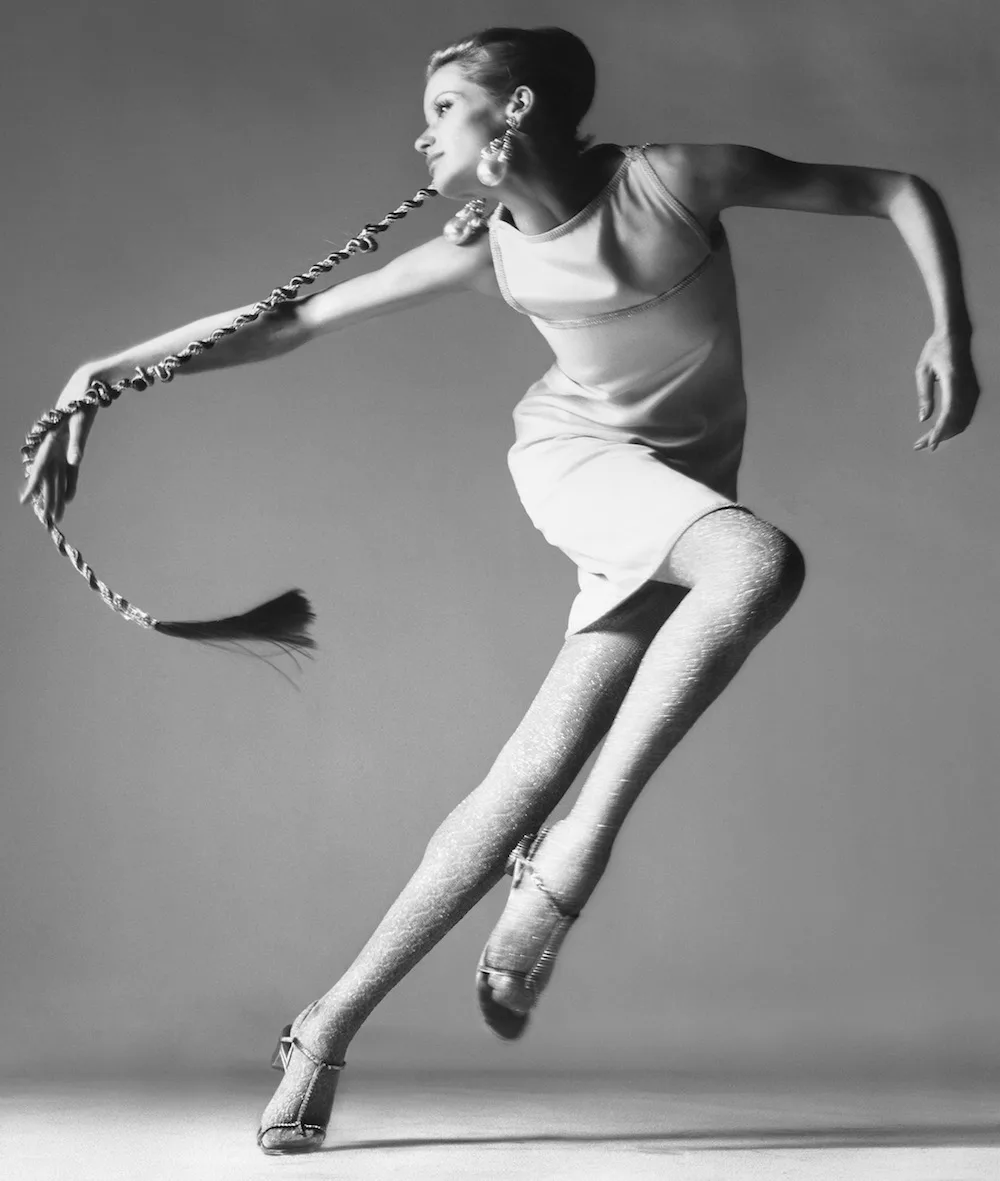 Richard Avedon : le portraitiste qui a révolutionné la photo Portrait de Veruschka par Richard Avedon, robe signée Kimberly, New York 1967, pose sculpturale, fond blanc