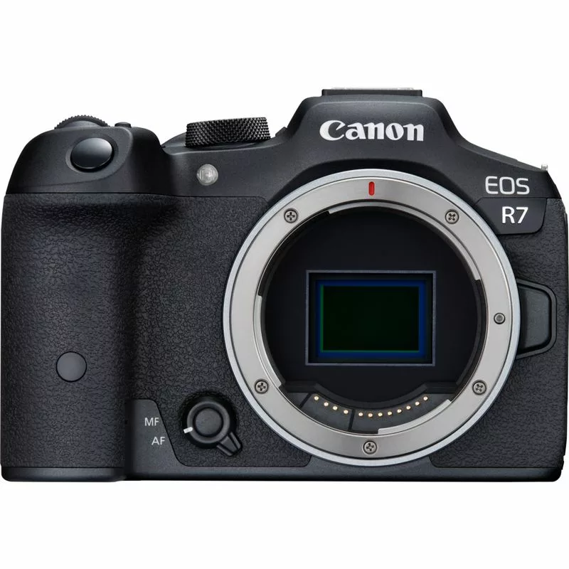 Canon R7 : test et avis d'un pro en concert Boîtier Canon R7 posé sur une table, vue de trois-quarts avant, lumière studio neutre