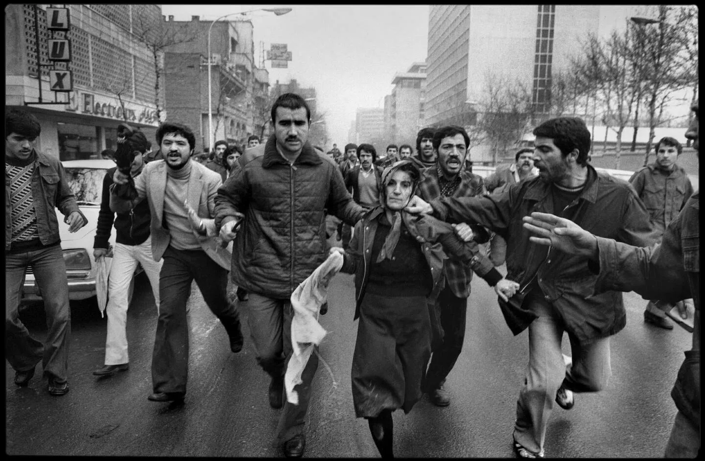 Abbas Attar en pleine prise de vue, foule révolutionnaire autour de lui, Iran 1979