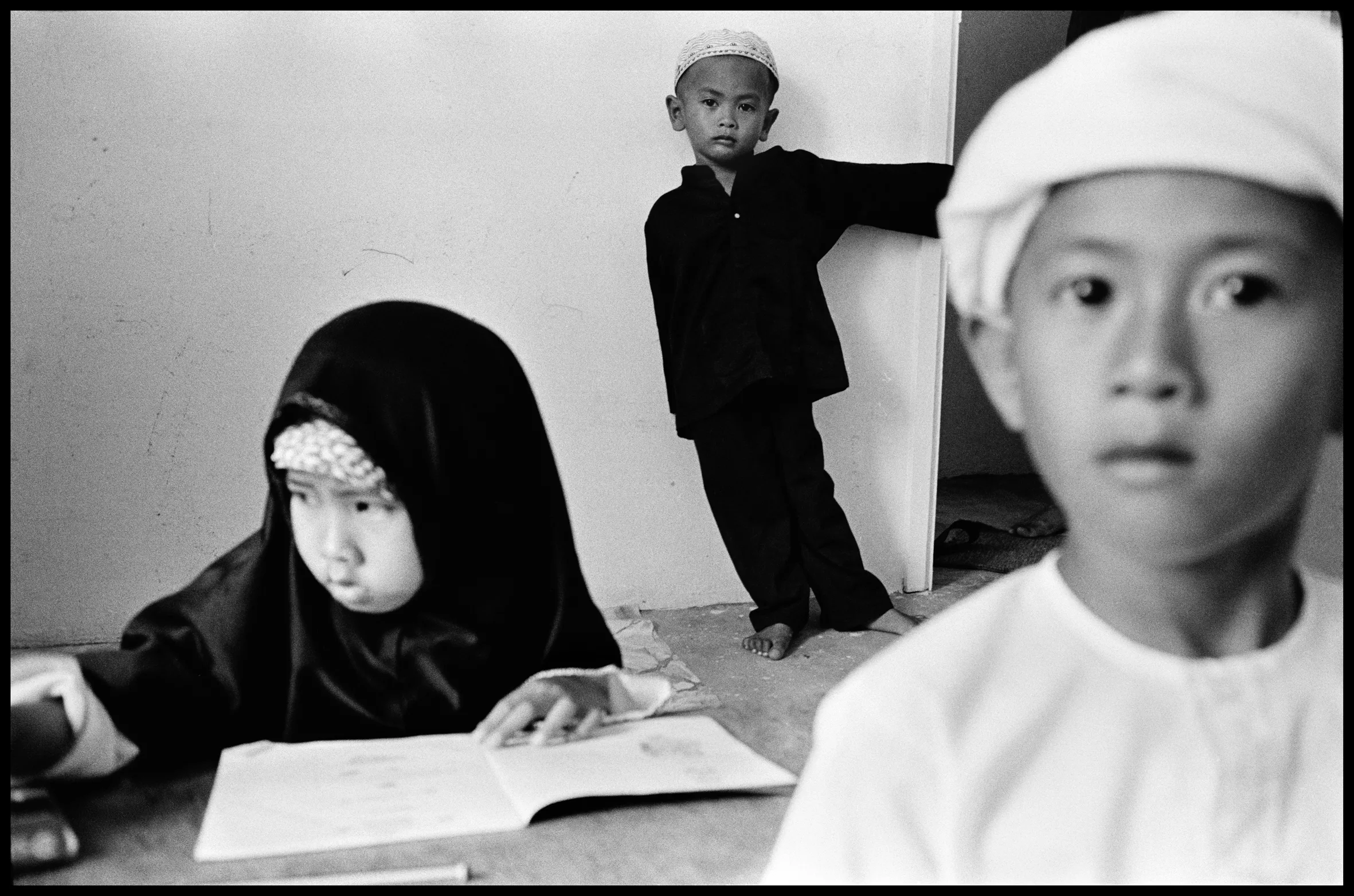 Portrait d'Abbas Attar jeune homme, appareil photo en main, Paris années 60