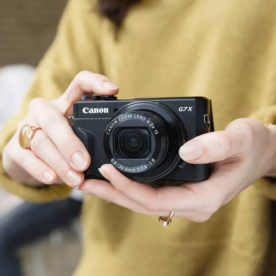 Canon G7X : avis d'un pro pour le concert et le voyage Canon G7X écran orienté, menu visible, ambiance de studio photo moderne