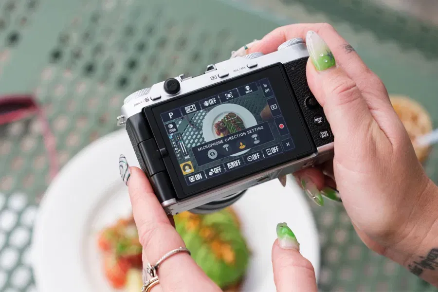 Fujifilm X-M5 vu de dessus montrant l'ergonomie des molettes et du déclencheur, ambiance studio