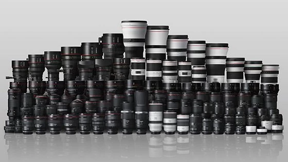 Plan rapproché d'objectifs Canon alignés sur une table de studio photo, lumière douce, ambiance professionnelle