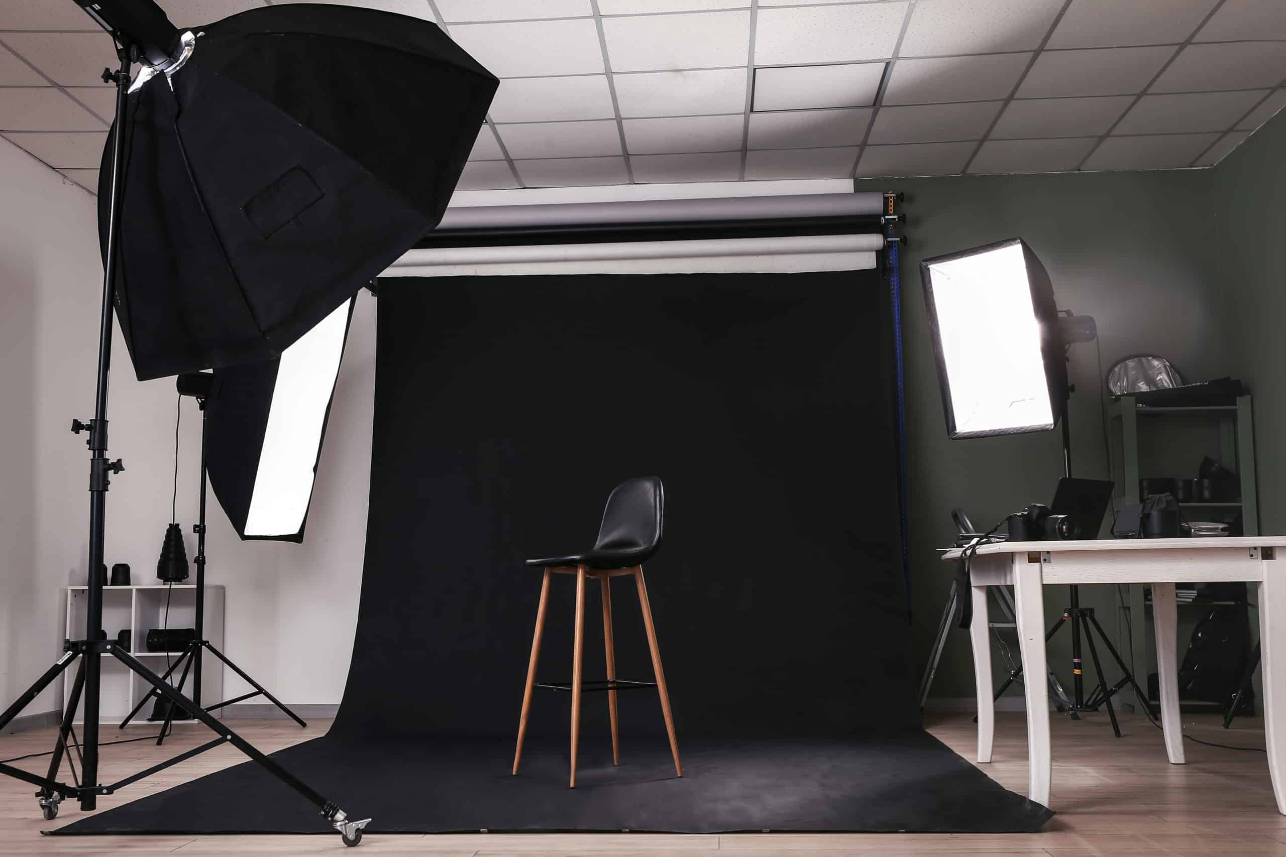 Photographe et modèle lors d'une séance photo extérieure, lumière naturelle, portrait rapproché