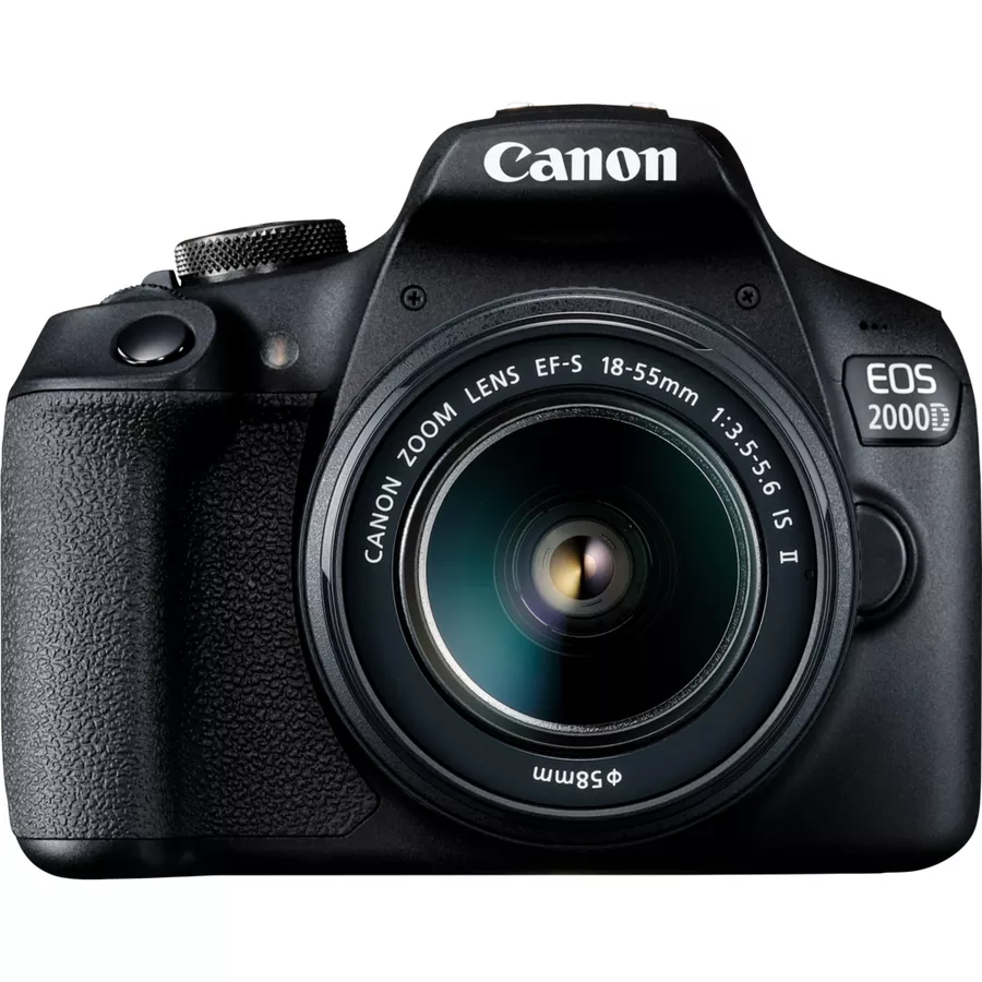 Canon EOS 2000D vu de face avec objectif EF-S 18-55mm monté, carte SD et sac à dos, en lumière naturelle
