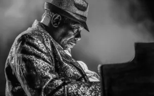 Lucky Peterson, Un homme, son orgue ou sa gratte, et tout ce que le blues charrie de vécu. Blues électrique, héritage Chicago. Photo de concert par Eric Canto.