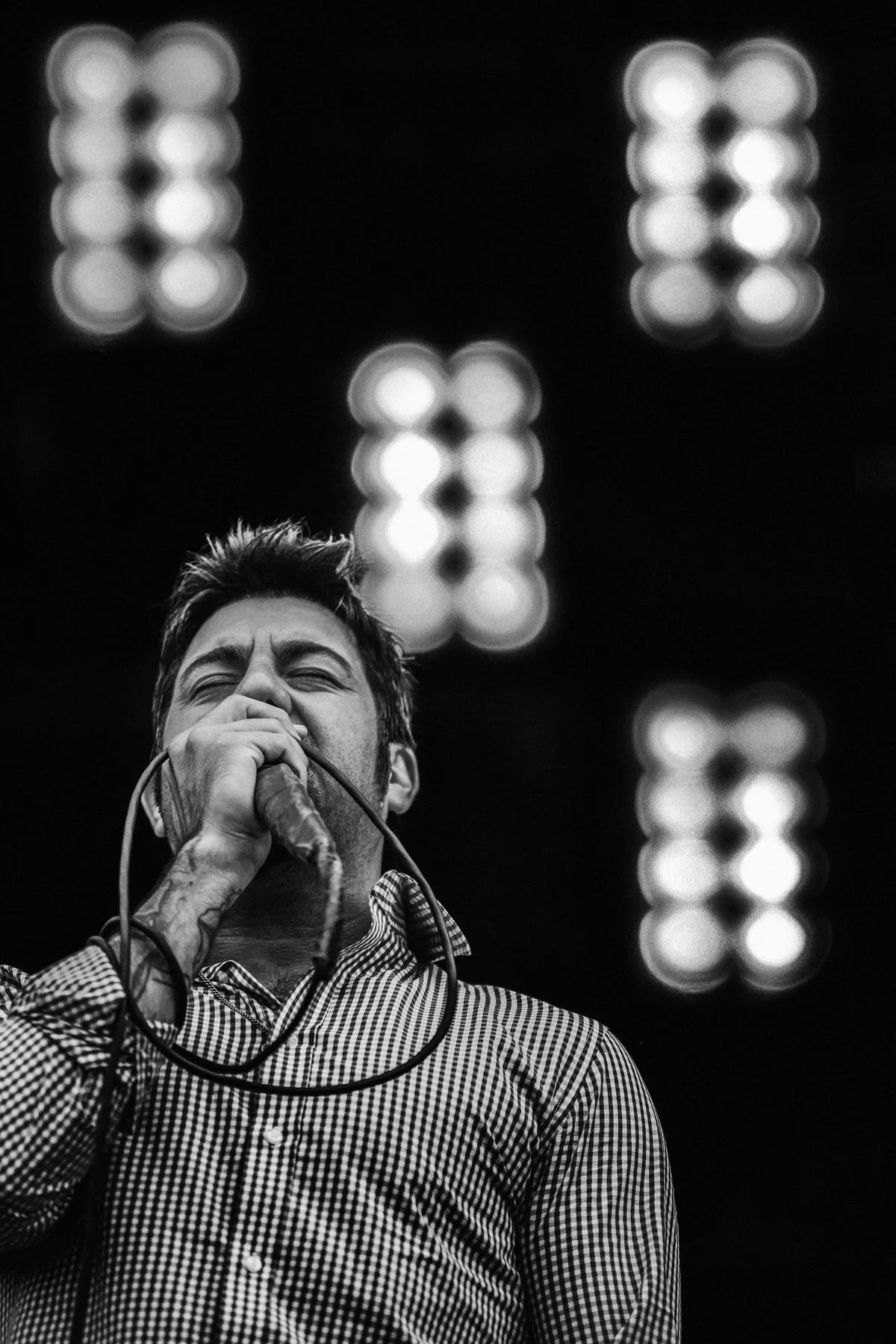 Poster Deftones ou tirage d'art : l'intensité d'un concert au mur Deftones, Chino Moreno : j'aime bien les arrière-plans flous comme un décor à part entière. Metal alternatif, ambiance brumeuse. Photo de concert par Eric Canto.