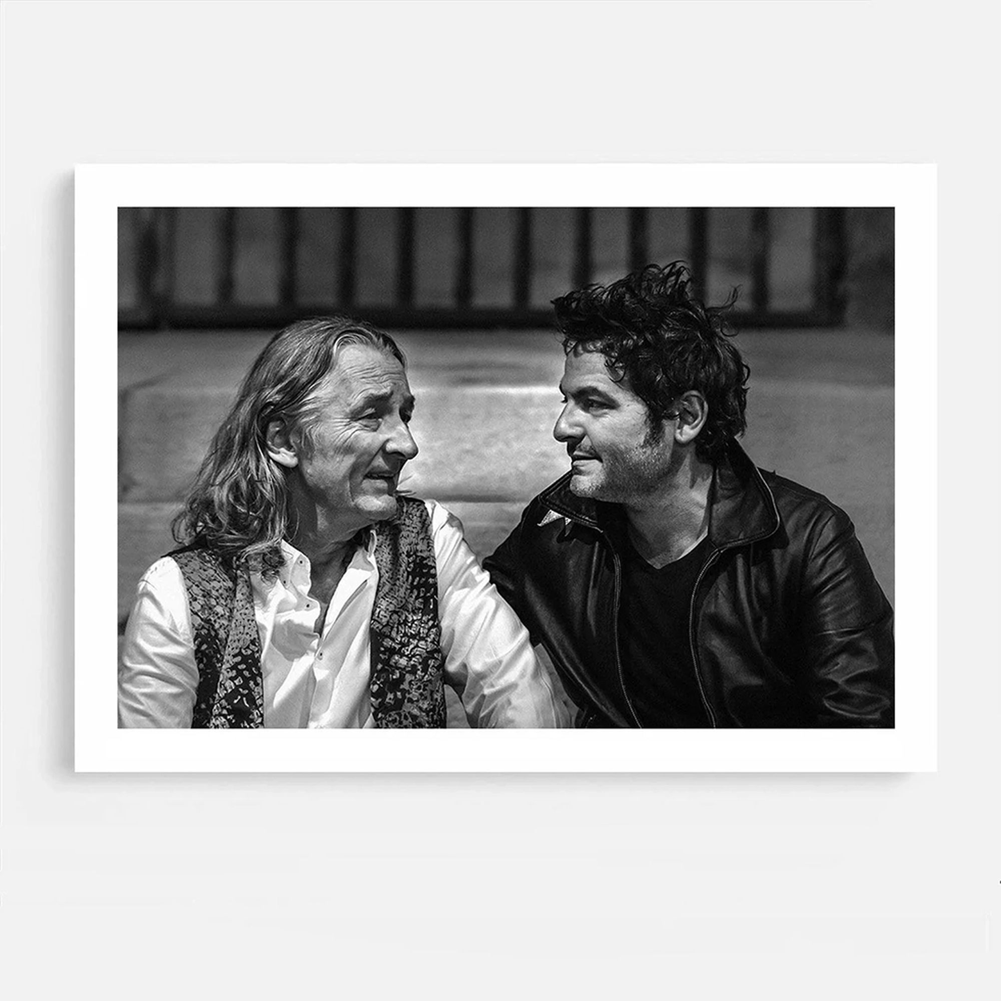 BACKSTAGE - Matthieu Chedid (-M-) & Roger Hodgson Tirage photo backstage de Matthieu Chedid (-M-) et Roger Hodgson — tirage d’art noir et blanc signé Eric Canto