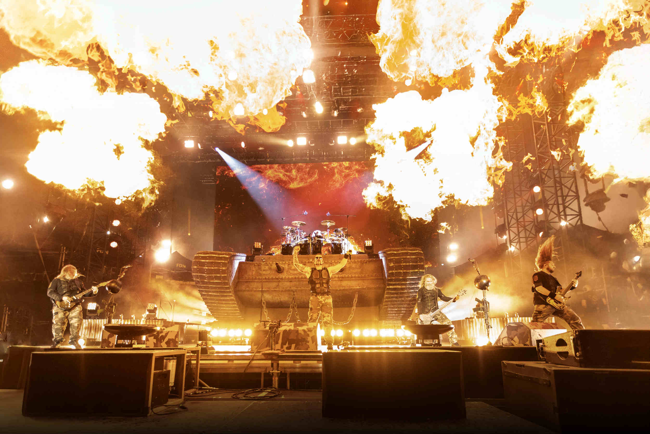 Sabaton et sa pyrotechnie aux Arènes de Nîmes, Festival de Nîmes 2026, photo Eric Canto