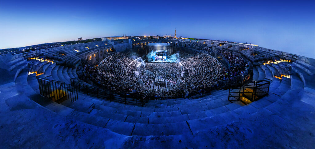 Chaleur, pluie et confort aux Arènes de Nîmes Le public du Festival de Nîmes